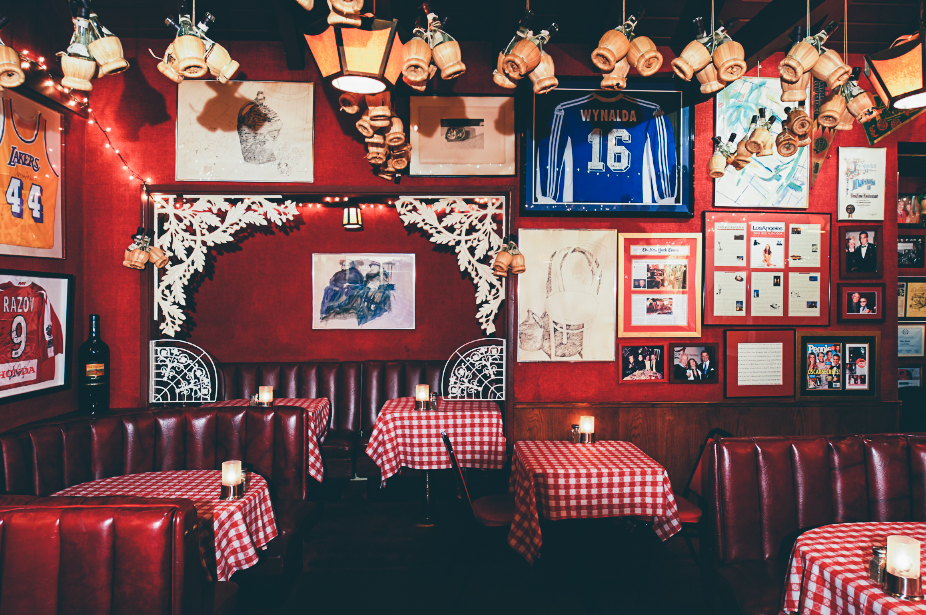 餐厅内古典的红亭,经典的格子桌布,挂满